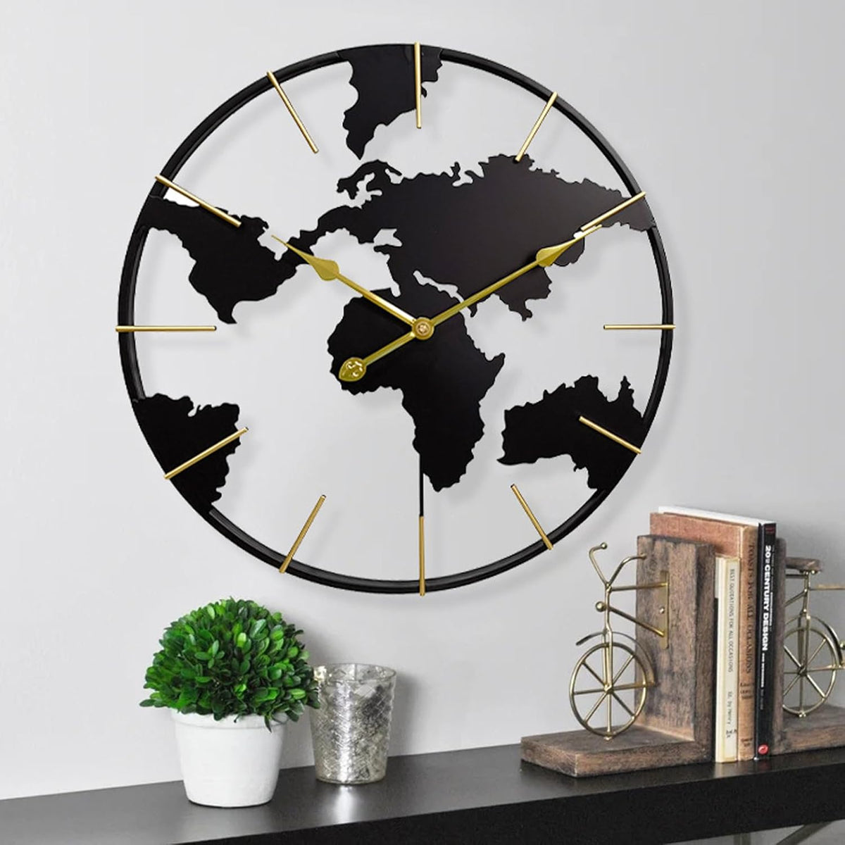 reloj de pared mapa del mundo 60 cm metal negro y dorado sobre mueble decorativo