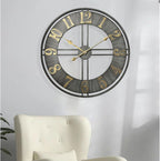 reloj decorativo de pared metálico en living moderno
