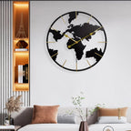 reloj de pared mapa del mundo 60 cm metal negro y dorado sobre sofá moderno