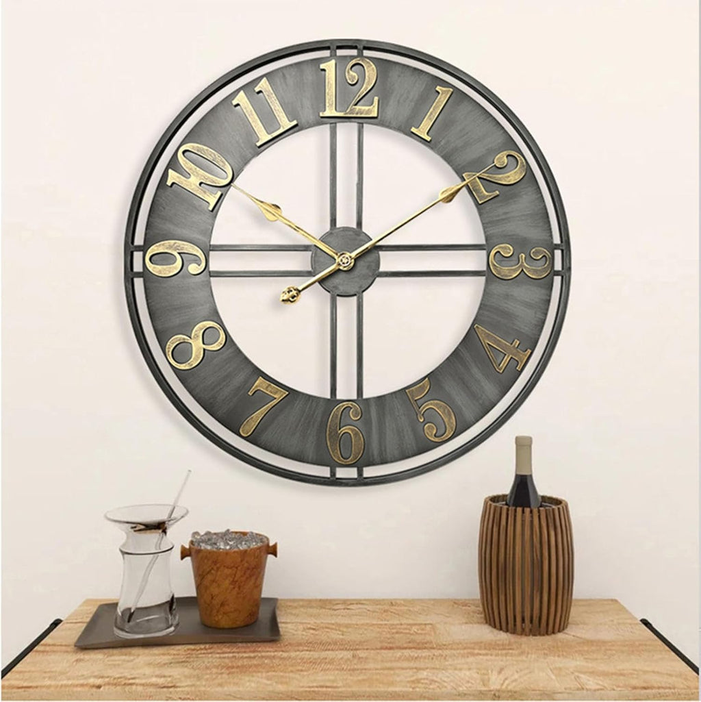 detalle de reloj de pared metálico gris con números dorados