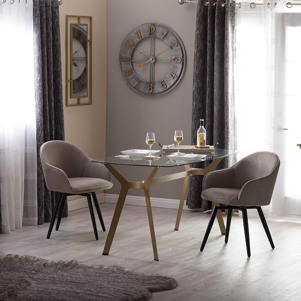 reloj de pared metálico decorativo en comedor moderno