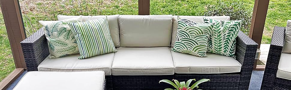Funda de cojín hojas tropicales decorando sofá de terraza con diseños verdes