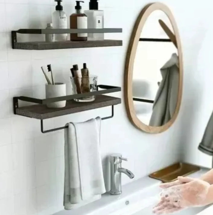 repisas flotantes de madera y metal instaladas sobre lavamanos en baño elegante