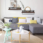 episas flotantes de madera y metal decorando un living moderno con plantas y adornos