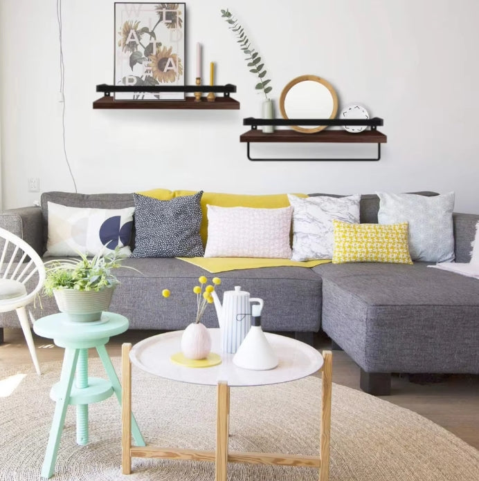 episas flotantes de madera y metal decorando un living moderno con plantas y adornos