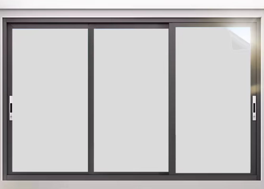 Vinilo empavonado instalado en ventana corrediza de vidrio para aumentar la privacidad y mantener la luz natural.