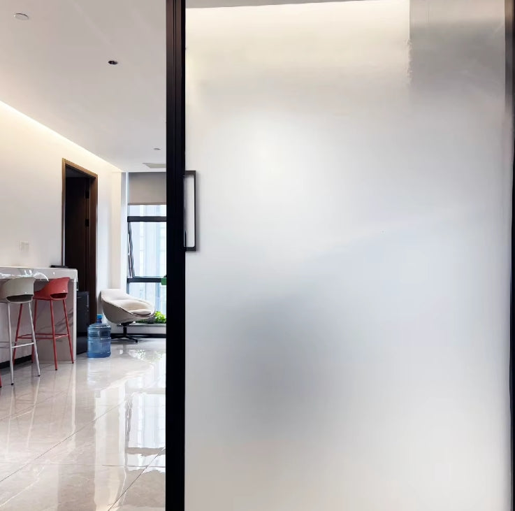 Vinilo empavonado instalado en puerta corredera de vidrio para brindar privacidad sin perder luz natural.