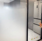 Vinilo empavonado instalado en puerta de vidrio de cocina para aumentar la privacidad sin perder luz natural.