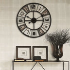 Reloj de pared vintage decorando un recibidor con mueble y cuadros