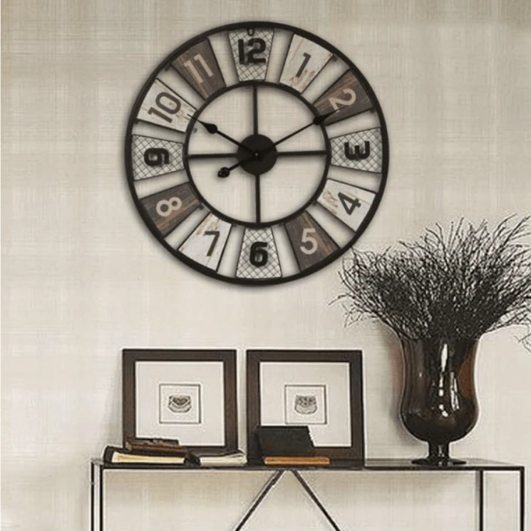 Reloj de pared vintage decorando un recibidor con mueble y cuadros