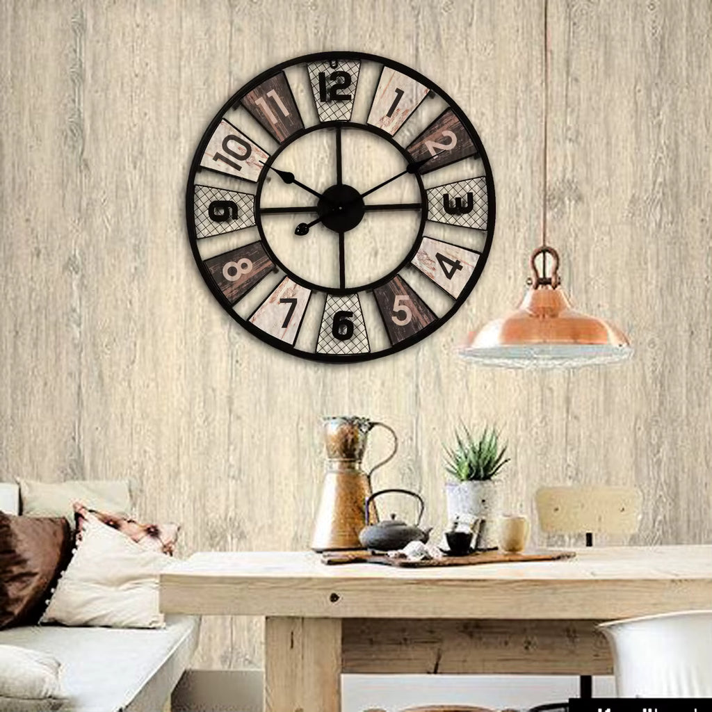 Reloj de pared vintage sobre pared clara en comedor moderno