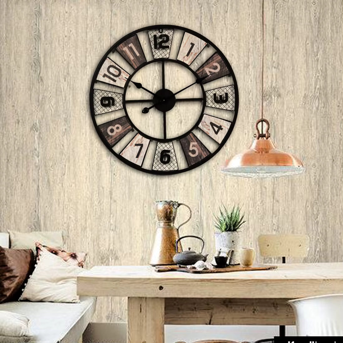 Reloj de pared vintage sobre pared clara en comedor moderno