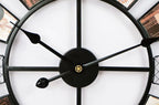Detalle del centro del reloj de pared vintage con manecillas metálicas