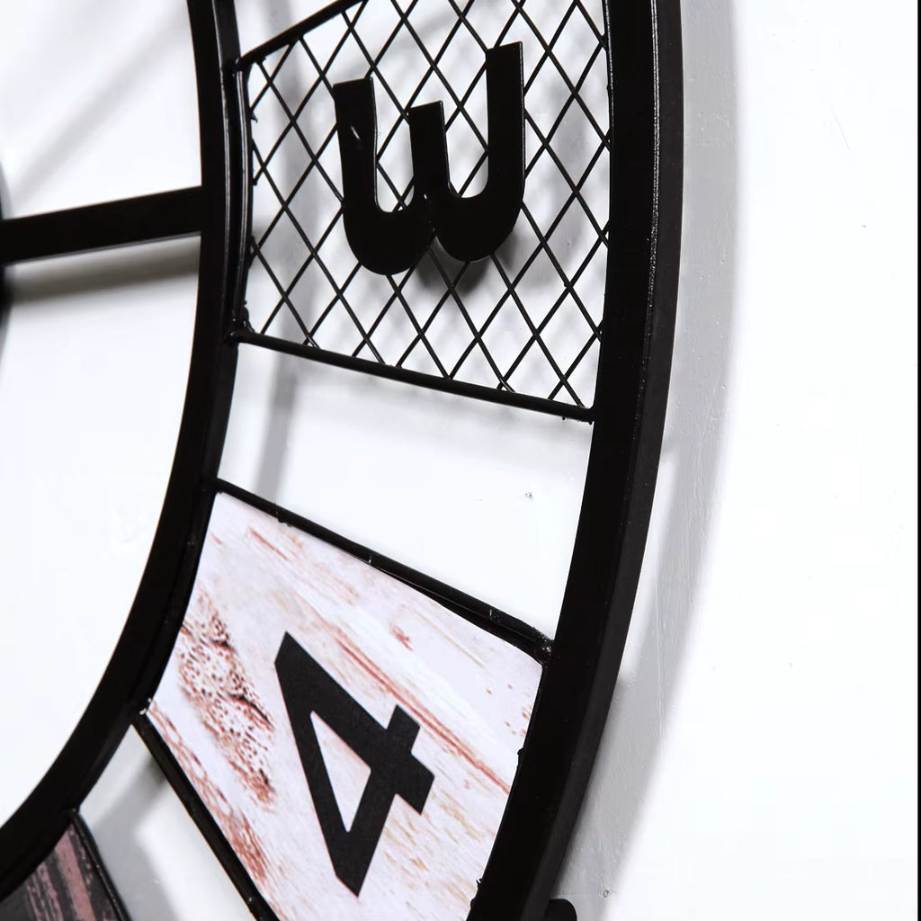 Detalle del diseño sectorial del reloj de pared vintage en metal