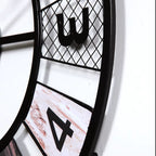 Detalle del diseño sectorial del reloj de pared vintage en metal