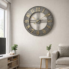 reloj de pared metálico grande en living moderno estilo industrial