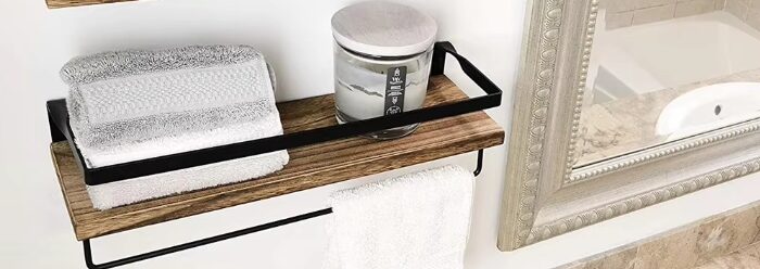 repisas flotantes de madera y metal con toallero instaladas en baño moderno