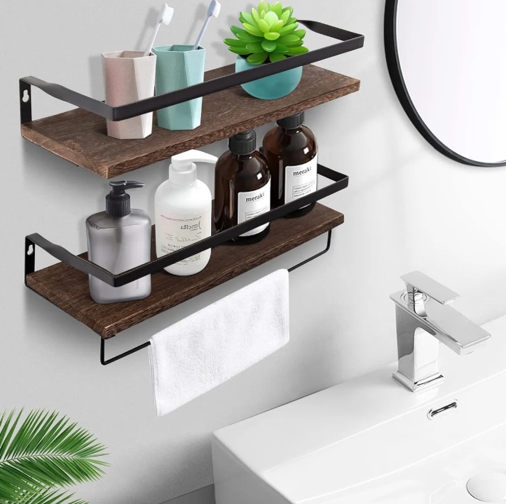 rrepisas flotantes de madera y metal con toallero instaladas en baño moderno