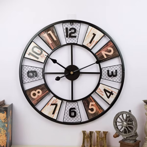 Reloj de pared vintage de metal 60 cm sobre pared neutra