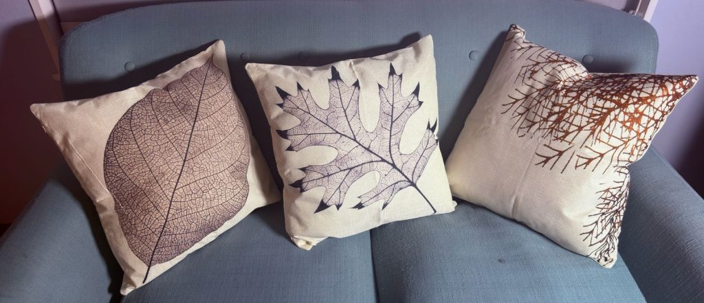 Fundas de cojín hojas otoñales con diseños de hojas botánicas decorando un sofá