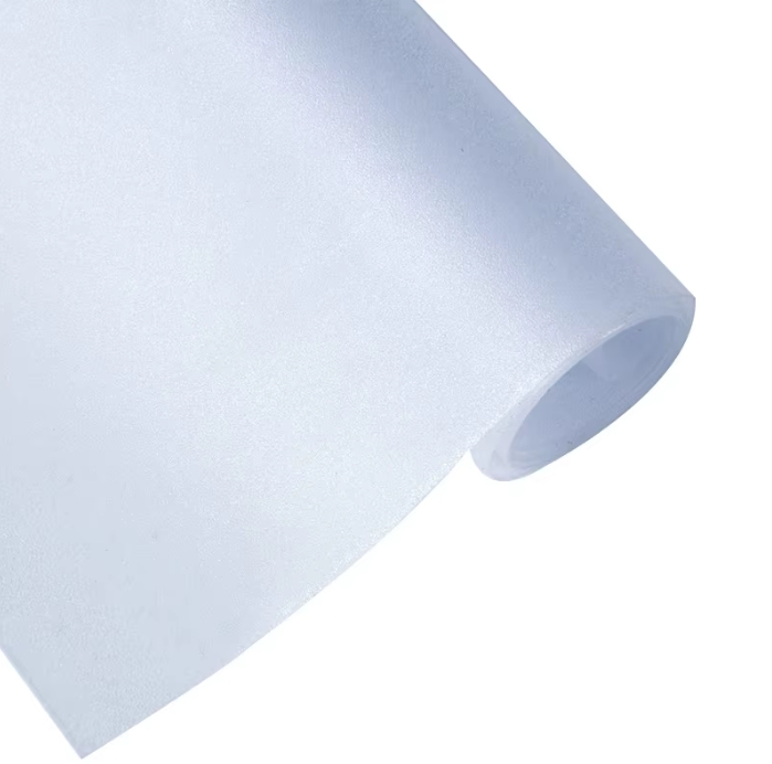 Rollo de vinilo empavonado adhesivo con acabado esmerilado para ventanas y superficies de vidrio.