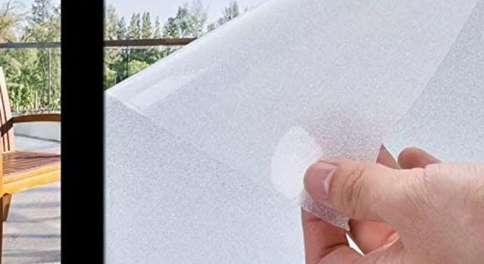 Vinilo empavonado adhesivo instalado sobre ventana de vidrio para aumentar la privacidad sin perder luz natural.